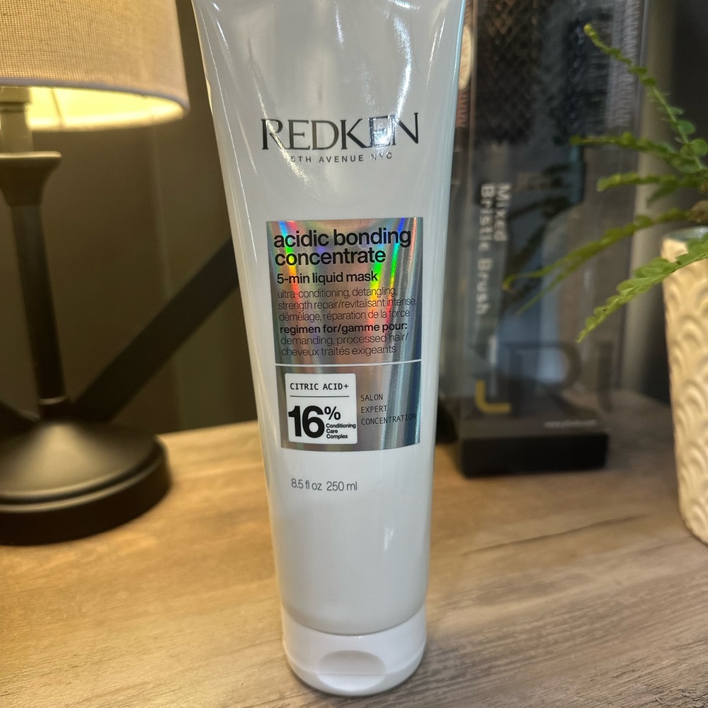 Redken Acidic Bonding Concentrate Liquid Mask in White Tube